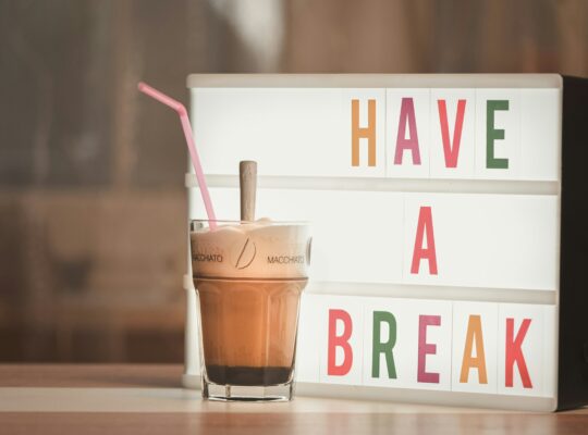 Pausenschild mit Latte Macchiato Becher davor